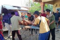 Jenazah korban saat di evakuasi.(ist)