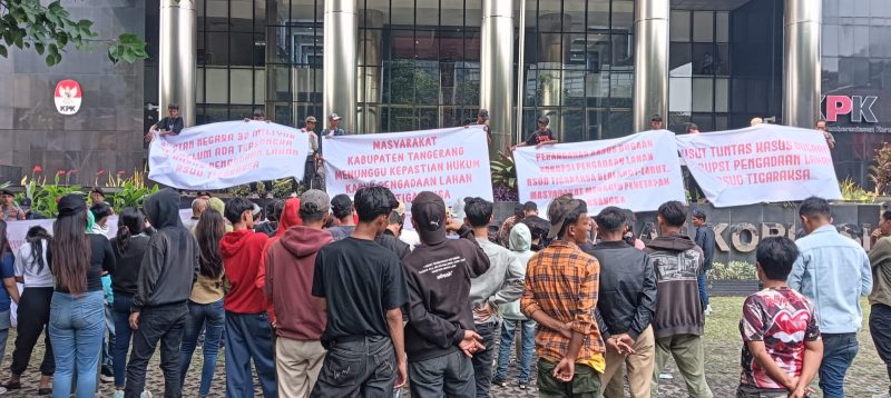 Warga Tangerang demo di depan KPK dan Kejagung tuntut penyelesaian kasus RSUD Tigaraksa.(ist)