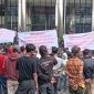 Warga Tangerang demo di depan KPK dan Kejagung tuntut penyelesaian kasus RSUD Tigaraksa.(ist)