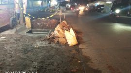 Foto tangkapan kamera handphone tampak lubang besar yang hanya di lingkari pakai alat seadanya.