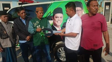 Wakil Ketua Komisi C DPRD DKI Tri Waluyo Serahkan Ambulans ke Yayasan Yatim At Taufiqul Mubarok Muara Angke