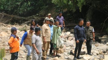 ‎Bupati Taput Tinjau Lokasi Bencana di Simangumban: Instruksikan Gerak Cepat dan Pastikan Bantuan Logistik Tersalurkan‎