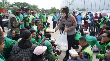Pelayanan Prima di Hari Buruh, Polres Metro Jakut Bagikan Makanan Untuk Buruh Menuju Monas