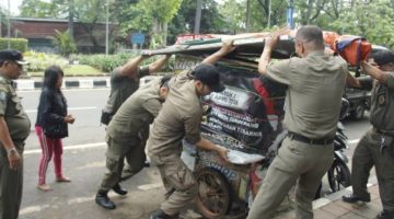 Optimalkan Ruang Publik, Satpol PP Kota Tangerang Tertibkan PKL di Sekitar Alun-Alun Ahmad Yani