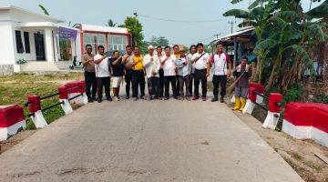 Sambut HUT Bayangkara ke-80, Kapolsek Kresek Pimpin Pengecatan Jembatan di Desa Rancagede