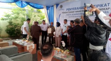 Kepala Kantor BPN Jakarta Utara Menyerahkan Sertifikat PTSL Kepada Warga
